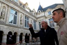 Philippe Villeneuve (g) architecte en chef des Monuments historiques visite l'hôtel de ville de La Rochelle le 18 novembre 2019 totalement restauré après un incendie