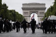Des membres des forces de l'ordre sur les Champs Elysées lors d'un rassemblement de gilets jaunes, en marge du défilé du 14 juillet, le 14 juillet 2019 à Paris