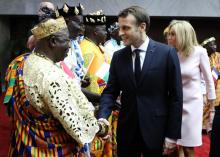 Le président français Emmanuel Macron rencontre des chefs traditionnels ivoiriens à Abidjan, le 20 décembre 2019.