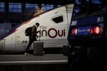 Des voyageurs attendent que les grilles du métro s'ouvrent le 20 décembre 2019 à la station Porte d'Orléans à Paris
