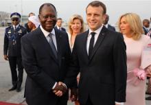 Le président français Emmanuel Macron (d) et le président de Côte d'Ivoire Alassane Ouattara, à l'aéroport d'Abidjan, le 20 décembre 2019