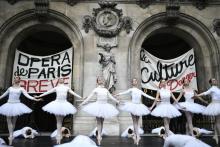 Des danseuses de l'opéra de Paris dansent sur le parvis du palais Garnier contre la réforme des retraites, le 24 décembre 2019