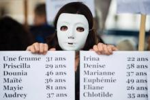 Une femme tient un panneau qui énumère les noms des victimes de féminicides en France pour les onze premiers mois de 2019, lors d'une manifestation à Marseille, le 23 novembre 2019