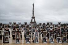 Des militants d'Action Non Violente COP21 (ANV-COP21) devant la Tour Eiffel le 8 décembre 2019