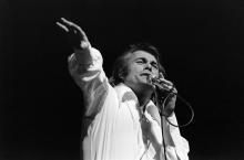 Le chanteur français Alain Barrière, lors d'un concert à l'Olympia le 16 octobre 1974 à Paris
