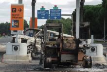 Des véhicules incendiés au péage de Narbonne, le 3 décembre 2018 lors du mouvement des "gilets jaunes"