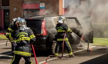 Des pompiers éteignent une voiture incendiée après une nuit de violence dans un quartier de Tourcoing, le 1er juin 2015