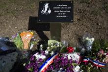 Des fleurs sont déposées le 10 avril 2016 à Villejuif, en mémoire d'Aurélie Châtelain