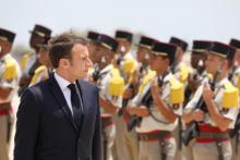 Emmanuel Macron passe en revue les troupes de la base opérationnelle avancée (BOA) de Djiboutiqui, le 13 mars 2019