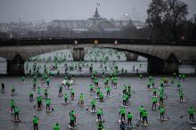 Un millier de courageux ont participé au Nautic Paddle de Paris, course de stand-up paddle sur la Seine, le 8 décembre 2019