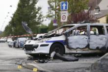 Cette photo prise le 8 octobre 2016 montre un véhicule de police incendié à Viry-Châtillon après l'attaque de la voiture de patrouille par des individus qui ont lancé des cocktails Molotov, faisant de