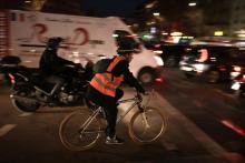 Des cyclistes à Paris le 19 décembre 2019 au 15è jour de grève des transports