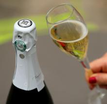 Cette bouteille de champagne est doté d'un QR code pour assurer de son authenticité, à Epernay, en France