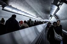 Des usagers dans un couloir de la station Châtelet à Paris le 12 décembre 2019