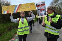 Des "gilets jaunes" manifestent devant la société d'armement Alsetex le 29 mars 2019 à Précigné (Sarthe) en soutien aux manifestants blessés par des grenades