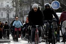 Des cyclistes dans les rues de Paris lors de la grève des transports contre la réforme des retraites, le 10 décembre 2019