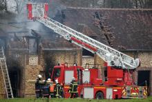 Des pompiers interviennent sur l'incendie d'une longère dans lequel deux adolescents sont morts, le 1er décembre 2019 à Saint-Nicolas de Sommaire,