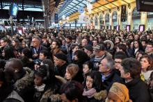 Des usagers attendent à la Gare Saint-Lazare, le 16 décembre 2019 à Paris