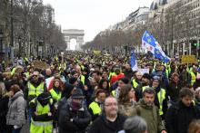 Des "gilets jaunes" manifestent à Paris, le 9 mars 2019