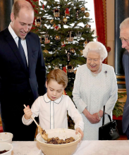 Le prince George prépare un Christmas Pudding
