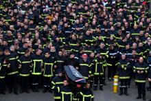 Manifestation de pompiers, vêtus de leurs vestes d'intervention jaune et noire, à Strasbourg le 17 janvier 2020