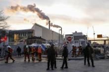 Des policiers et pompiers interviennent pendant l'évacuation du centre de traitement de déchets d'Ivry-sur-Seine, le 15 janvier 2020 dans le Val-de-Marne, après 24 heures de blocage pour protester con