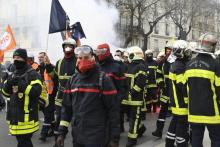 Les pompiers manifestent à Paris le 28 janvier 2020 pour réclamer une revalorisation salariale, des effectifs, le maintien de leur système de retraite et une meilleure protection contre les agressions