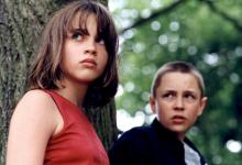 L'actrice Adèle Haenel (G), alors âgée de 12 ans et Vincent Rottiers (D) sur le tournage, en 2002, du film français "Les diables" réalisé par Christophe Ruggia qu'elle accuse aujourd'hui de harcèlemen