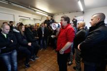 Des employés de la RATP de la ligne 7 réunis dans un local, le 6 janvier 2020