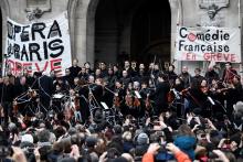 Action de grévistes de l'Opéra et de la Comédie française , contre la réforme des retraites sur les marches de l'Opéra Garnier, le 18 janvier 2020 à Paris