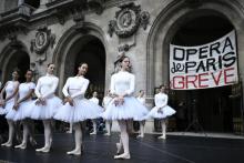 Des danseuses de l'Opéra de Paris dansent sur le parvis du palais Garnier contre la réforme des retraites, le 24 décembre 2019