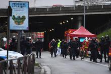 Policiers et pompiers le 3 janvier 2020 à L'Haÿ-les-Roses sur le site où un homme a tué à coups de couteau un passant et blessé deux femmes dans un parc voisin de Villejuif