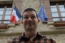 Le Britannique Mark Lawrence devant la mairie de Plazac, le 23 janvier 2020 en Dordogne