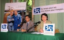 La ministre de l'Emploi et de la Solidarité Martine Aubry (d) lors d'une conférence de presse sur les 35 heures, le 24 juin 1998 à Paris