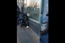 Image extraite d'une video montrant un manifestant frappé par un policier, le 18 janvier 2020 à Paris