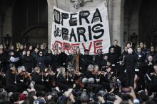 Des musiciens devant l'opéra Garnier, pendant la grève contre la réforme des retraites, à Paris le 18 janvier 2020