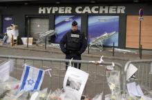 La devanture de l'Hyper Cacher porte de Vincennes à Paris, le 21 janvier 2015, quelques jours après l'attentat qui a couté la vie à 4 personnes
