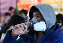 Un passager en gare de Pékin porte un masque pour se protéger d'une éventuelle contamination par la coronavirus le 24 janvier 2020