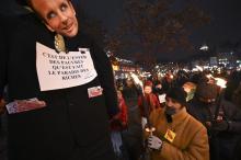 A Strasbourg, un manifestant brandissait un pantin en costume noir avec un masque d'Emmanuel Macron et des faux billets sortant des poches, le 23 janvier 2020
