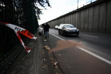 Des automobilistes passent, le 11 janvier 2020, près de l'endroit où un policier a été volontairement renversé par un fourgon lors d'une opération nocturne à Bron, en banlieue de Lyon