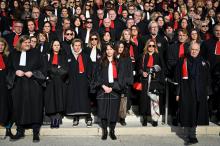 En grève, des avocats du barreau de Marseille manifestent devant le palais de justice le 13 janvier 2020 pour dénoncer la perte de leur régime de retraite