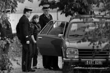 Murielle Bolle encadrée de policiers le 7 novembre 1984 à Lépanges-sur-Vologne, dans les Vosges