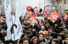 Des manifestants contre le projet de réforme des retraites défilent à Lille le 9 janvier 2020