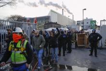 Des salariés évacuées par des policiers après le blocus de l'incinérateur de déchets d'Ivry-sur-Seine, le 15 janvier 2020 au 42ème jour de la mobilisation contre la réforme des retraites