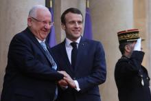 Le président français Emmanuel Macron (D) accueille son homologue israélien Reuven Rivlin (G) sur le perron de l'Elysée, le 23 janvier 2019 à Paris