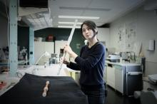 Mina Jang, chercheuse en musique baroque et flûtiste professionnelle, tient un clone en 3D d'une flûte traversière, le 17 janvier 2020 au laboratoire du musée de la musique de la Philharmonie de Paris