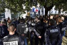 Des policiers rassemblés en silence à Lyon, le 14 janvier 2020 en hommage à leur collègue mort après avoir été percuté volontairement par un fourgon à Bron (Rhône)