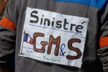 Des employés et syndicalistes de l'équipementier GM&S manifestent à Egletons lors de la visite d'Emm