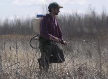Un fermier canadien pulvérise ses champs de pesticides, près de Montréal.