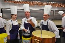 Les cuisiniers s'affairent le 23 janvier 2020 à l'Auberge du pont de Collonges, le restaurant de Paul Bocuse qui a été rénové.